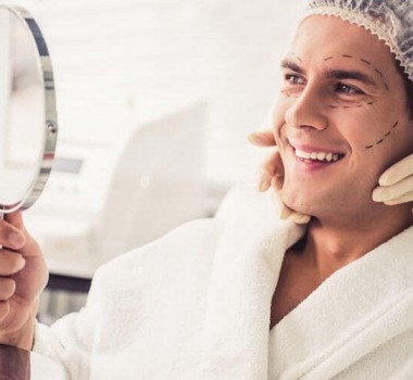 Conheça aqui as vantagens e tratamentos para rugas em homens: Com os anos, a pele começa a dar os primeiros sinais do tempo: as temidas marcas de expressão.