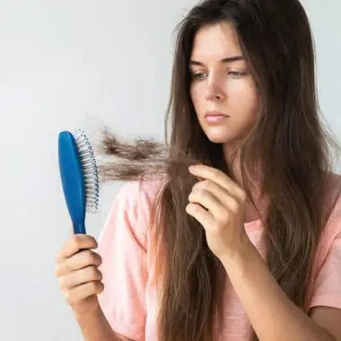 Desvendando a queda de cabelo hormonal: causa, tratamentos e soluções